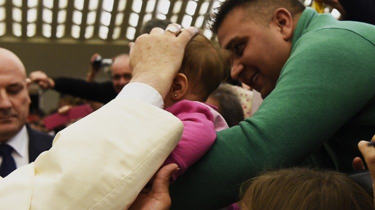 O abraço de Pedro aos nômades, os Papas e povo cigano