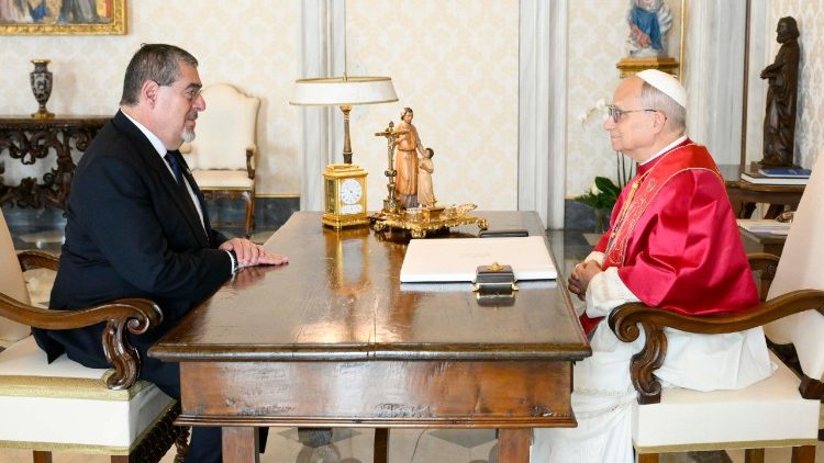 O Papa recebe em audiência o presidente da República da Guatemala