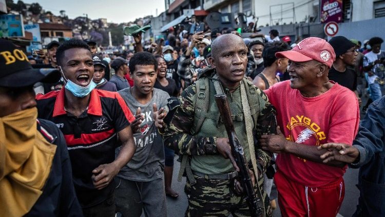 Madagascar: protestos continuam enquanto militares apoiam os jovens