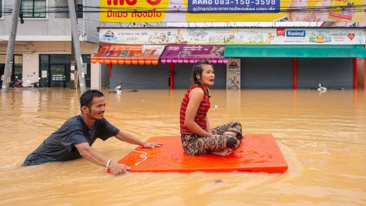 Inundações na Tailândia afetam 3 milhões de pessoas, com dezenas de mortes