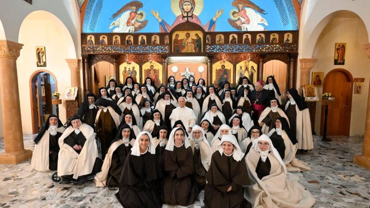 Papa Leão XIV visita as Irmãs Carmelitas da Theotokos