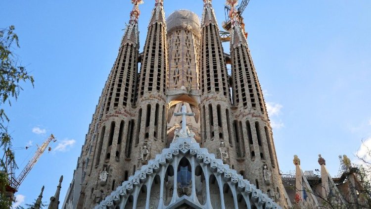 Posicionado primeiro elemento da Cruz na torre de Jesus Cristo