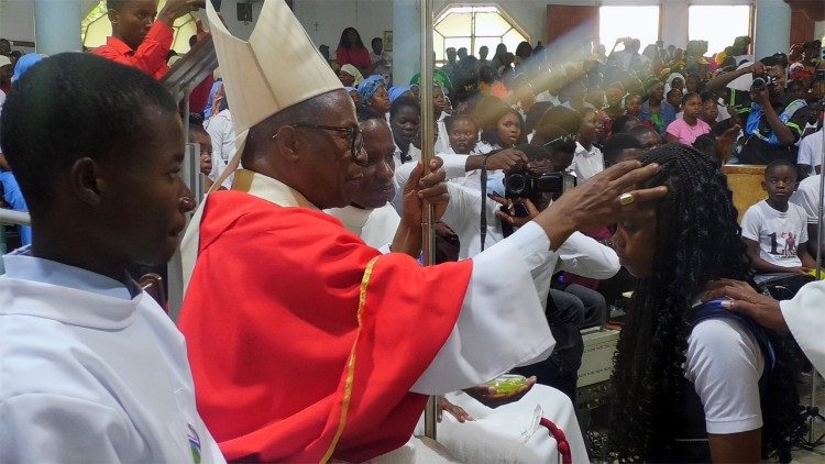 Dom Inácio Saure desafia crismandos à conversão autêntica