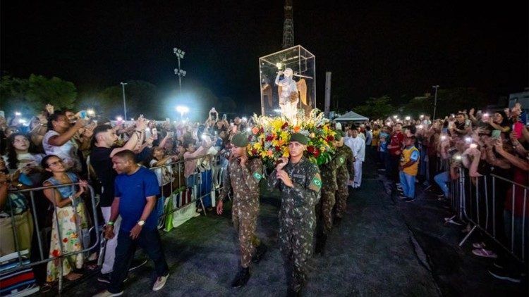 Imagem de São Miguel Arcanjo de Gargano chega a Maceió e mobiliza milhares de fiéis em consagração