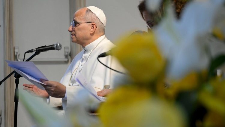 Papa aos jovens: a partir dos despojados de privilégios, exercer a economia divina