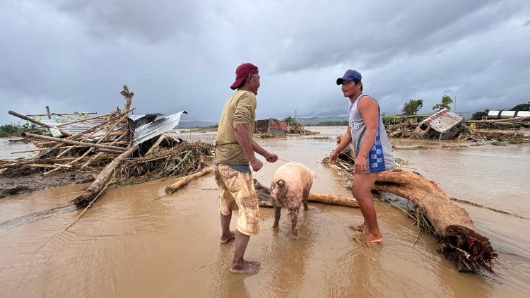 Depois do Kalmaegi, passagem do tufão Fung-wong deixa rastro de destruição nas Filipinas