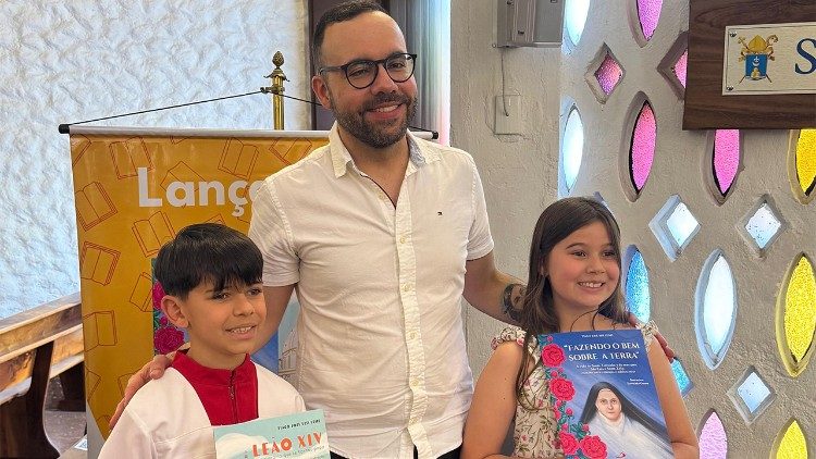 Livros ajudam as crianças a conhecer a história de Leão XIV e Santa Teresinha