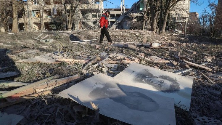 Na Ucrânia, 2.800 escolas danificadas ou destruídas desde início da guerra