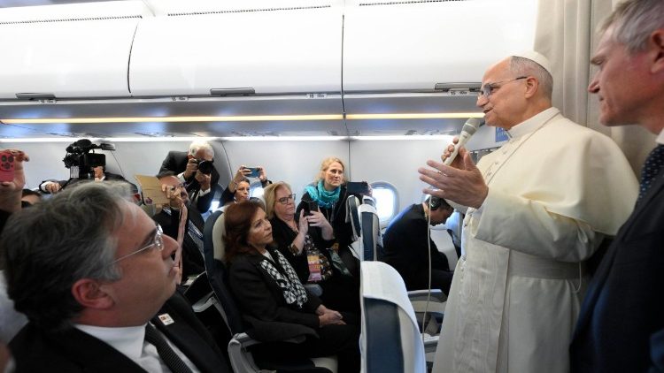 Papa aos jornalistas no avião rumo à Turquia: vamos promover a paz e a unidade