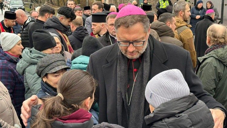 Bispos da Ucrânia próximos à população de Ternopil após bombardeio