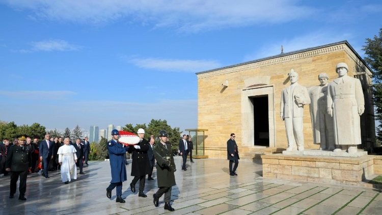 Papa Leão visita o Mausoléu de Atatürk em Ancara