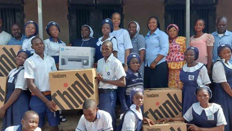 Nigéria: Bispo e religiosas pedem  orações pelos alunos raptados