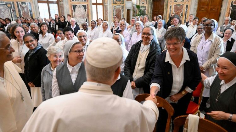 Leão XIV a religiosas reunidas em Capítulos Gerais: ouvir Jesus para melhor ajudar quem sofre