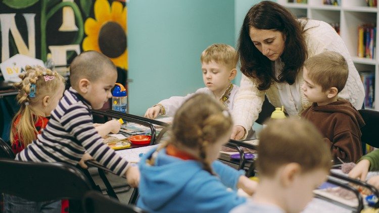 Na Ucrânia, os centros educacionais Vulyk são colmeias de esperança