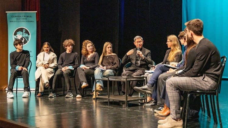 Cardeal Tagle com estudantes de Gorizia, na Itália: encontrar o outro é vencer os medos