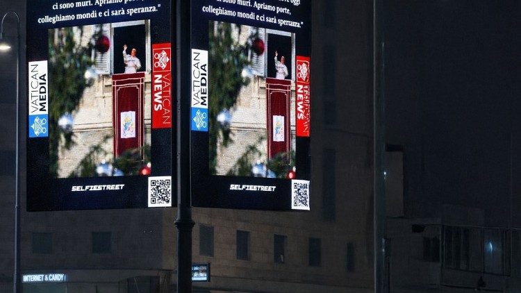 As imagens do Papa iluminam Roma e as redes sociais dos fiéis