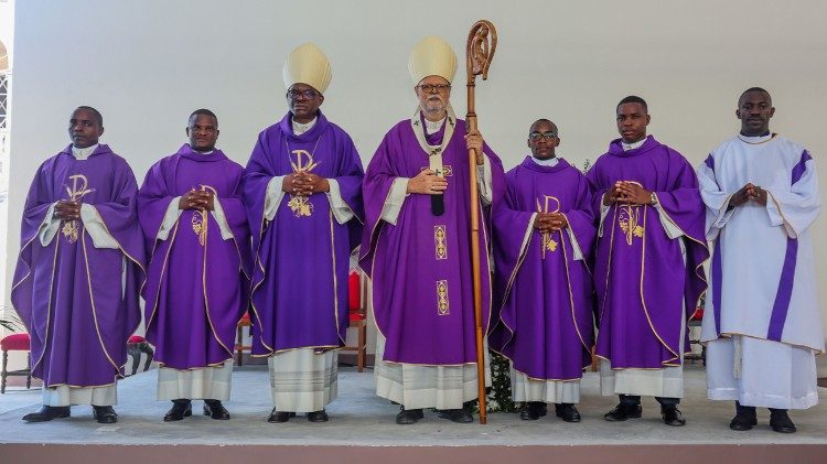 Beira celebrou  o Domingo de Alegria com  cinco  ordenações