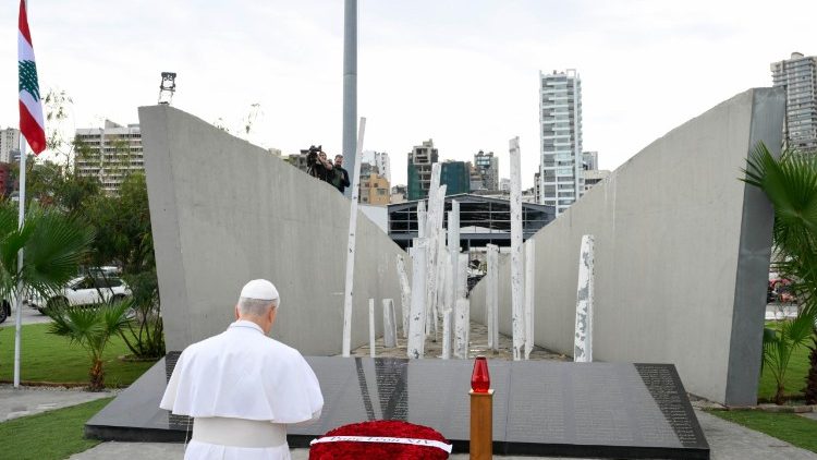 O Papa Leão XIV reza em silêncio no porto de Beirute