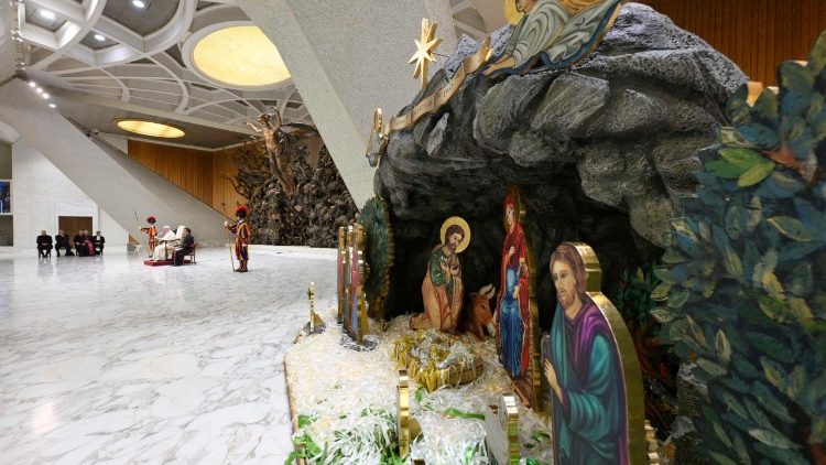 Papa: Deus se aproxima de nós ao contemplarmos o presépio e a árvore de Natal