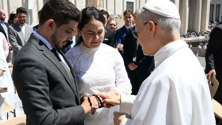 A graça dos Sposi Novelli: a emoção de casais brasileiros ao receberem a bênção do Papa Leão XIV