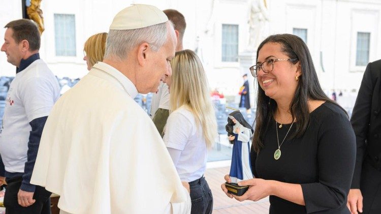 Papa Leão recebe imagem de Santa Dulce dos Pobres