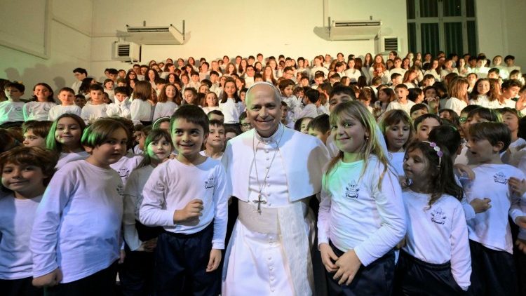 Papa visita escola em Castel Gandolfo: o Natal é um convite a proclamar a paz e a unidade