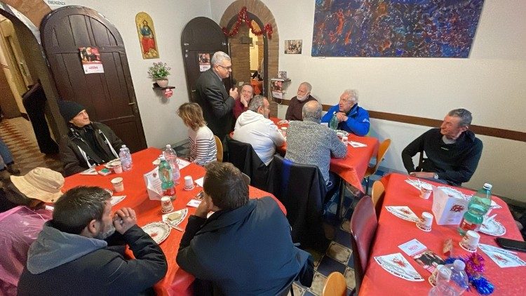 Cardeal Krajewski no almoço com os pobres: “Rezemos pela paz”