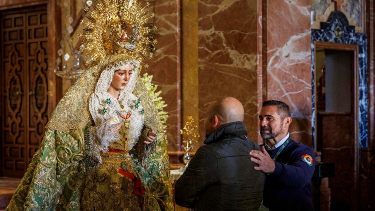 Em Sevilha, rosto da Virgem de Macarena volta a seu esplendor original