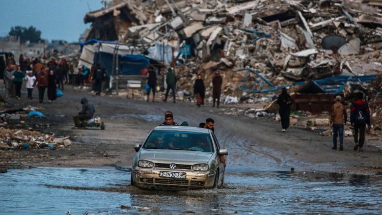 Tempestade Byron atinge a Faixa de Gaza, deixando 850 mil deslocados em risco