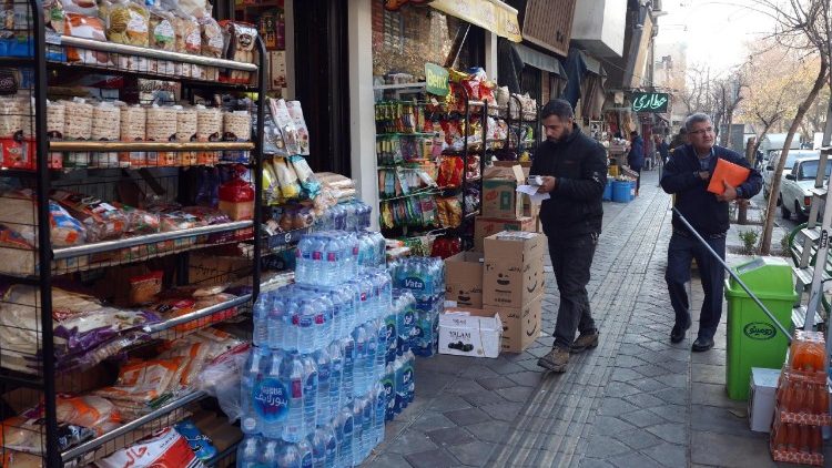 Irã, continuam os protestos em 17 províncias