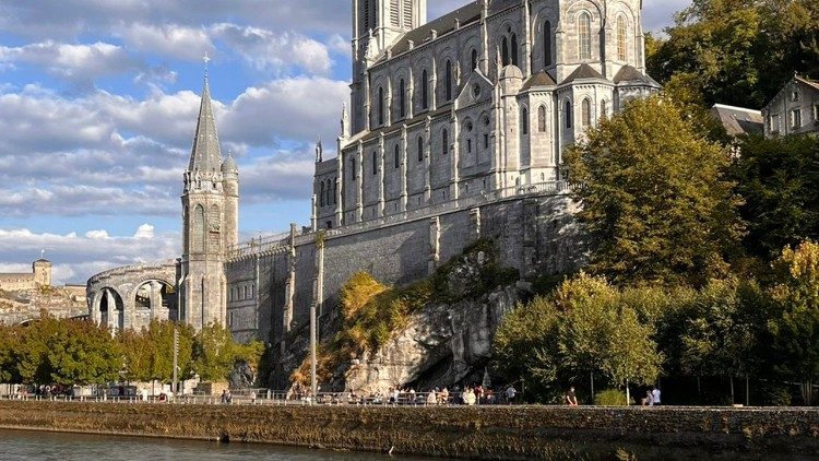 Papa aos jornalistas católicos franceses: sejam artesãos de uma palavra que abraça