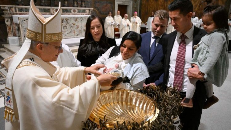 Papa batiza 20 crianças: a fé é um bem essencial para a vida