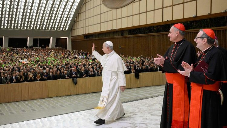 Papa: os jovens são o futuro do mundo e precisam de modelos autênticos de santidade