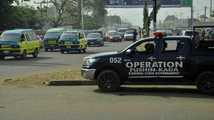 Nigéria, mais de 160 fiéis sequestrados em ataque a duas igrejas no norte