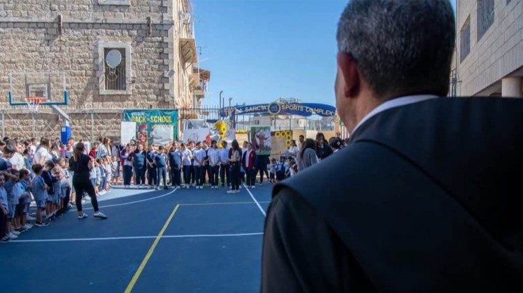 Padre Faltas: o Knesset coloca em risco escolas e famílias palestinas