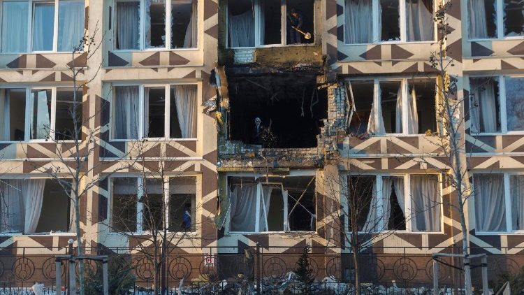 Drone russo atinge hospital em Kiev, deixando 1 morto e 4 feridos