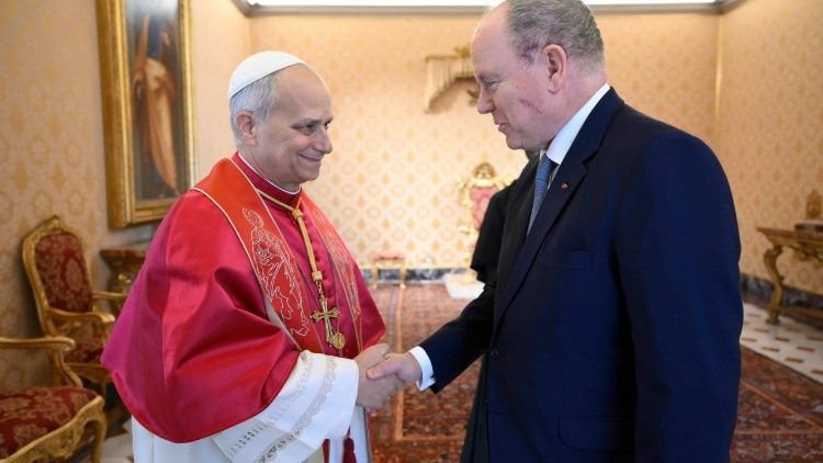 O Papa encontra-se com o príncipe Alberto II de Mônaco