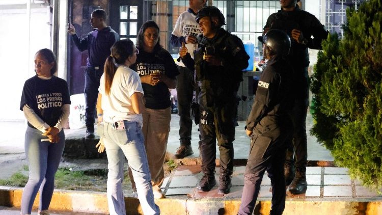 Venezuela liberta dezenas de presos políticos. Busca-se canal diplomático com os EUA