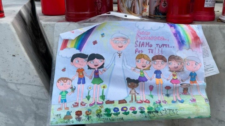 Pequenos Reis Magos que abraçam as crianças dos povos mais pobres