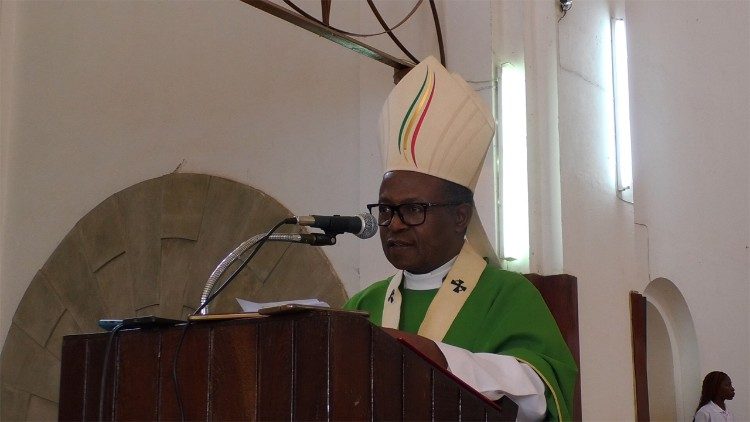 Dom Inácio Saúre chama jovens a combater corrupção e injustiças em Moçambique