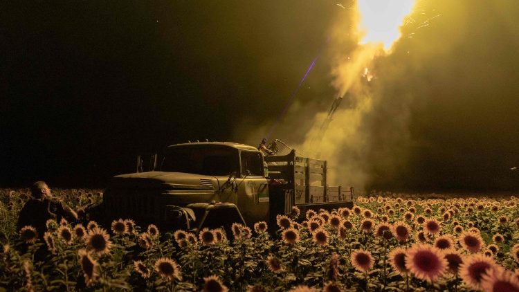 Ucrânia: 4 anos após o início da guerra, um balanço dramático de mortos