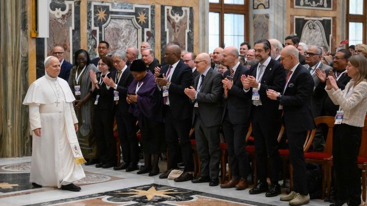 Papa: a saúde em perigo devido às guerras, o mais absurdo atentado contra a vida