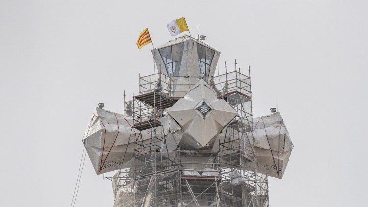 Basílica da Sagrada Família na Espanha: concluída a cruz da torre de Jesus Cristo