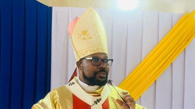 Dom Zeca Martins questiona o Governo e alerta para o risco de nos habituarmos à pobreza