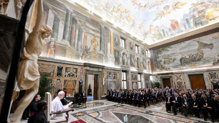 Papa: nenhum jovem deve ser deixado “no banco de reservas”