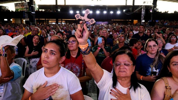Retiros de carnaval atraem milhares em busca de uma experiência com o Amor de Deus