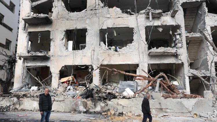 Irã: morto Khamenei, enquanto continuam ataques EUA-Israel