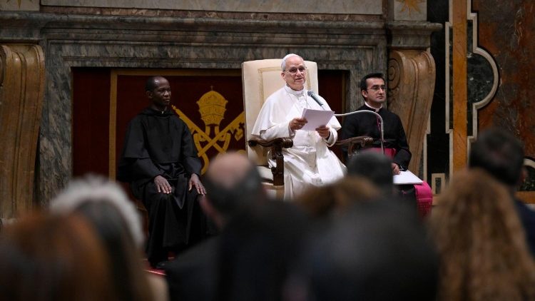 Papa a jornalistas: mostrar a guerra com seus sofrimentos, não como um videogame