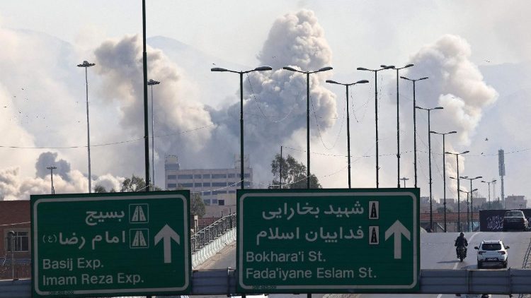 Oriente Médio, continuam os ataques aéreos no Irã. Centenas de vítimas