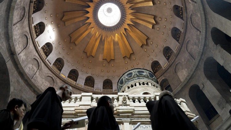 Ao embaixador de Israel, Parolin lamenta incidente no Santo Sepulcro